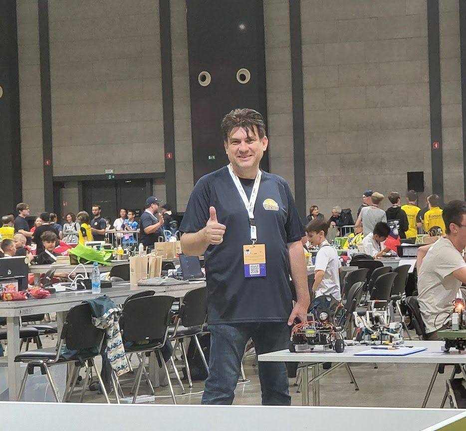 Bogdan Gioga la o competiție internațională de robotică