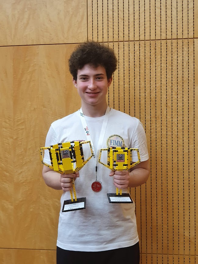 Ianys Gioga alături de o echipă de robotică